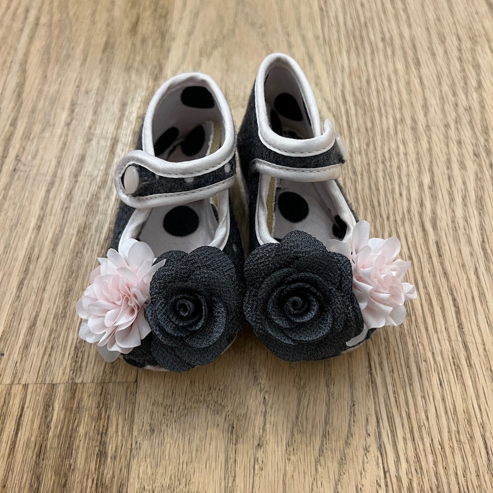 MonnaLisa infant baby shoes, grey and pink dots w/ pink and grey flower appliqué